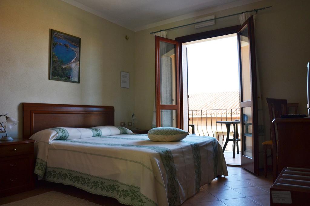 Hotel Da Paolino Trinita d'Agultu e Vignola Exterior photo